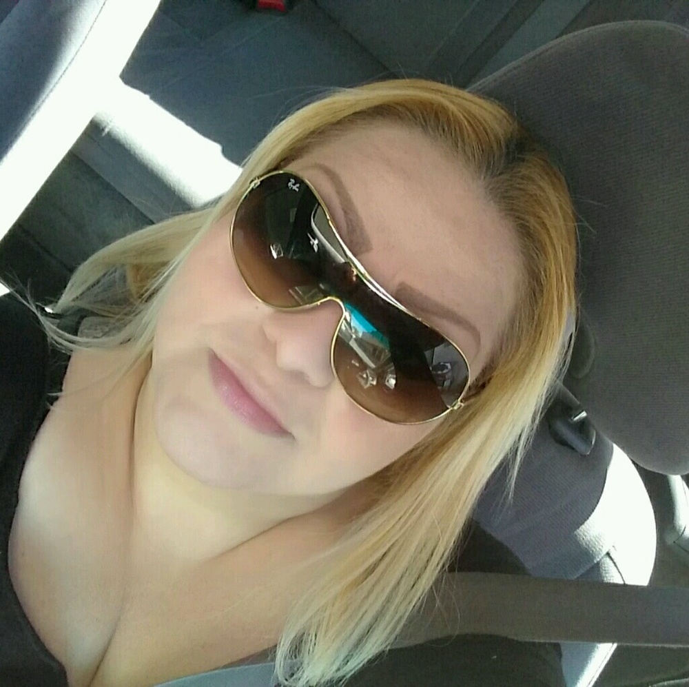 Meet your Posher, Claudia